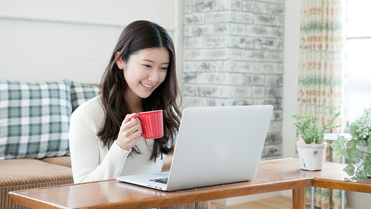 一个女孩正在使用她的手提电脑；图片使用于汇丰网上银行网页。