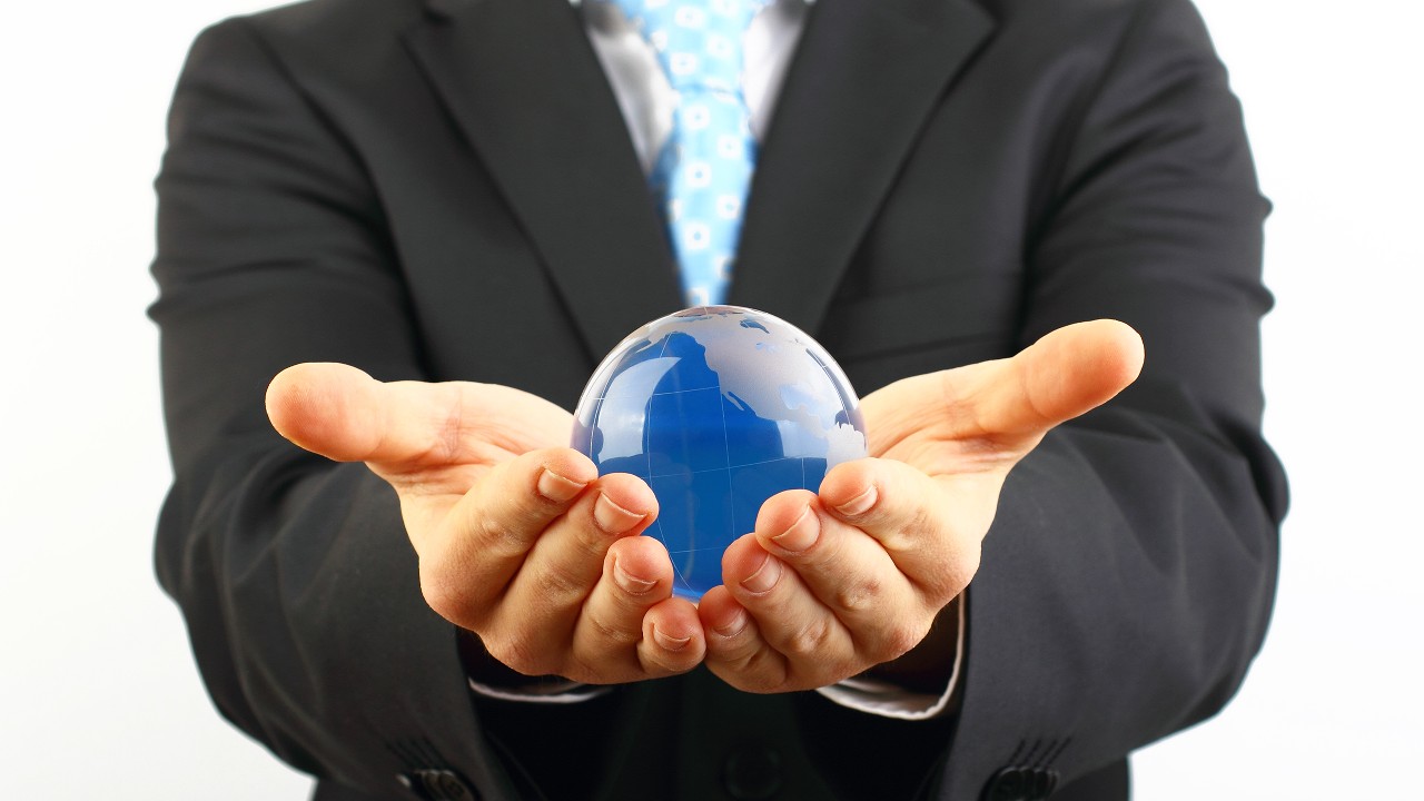 男士手持地球形状的玻璃; 图片使用于场外交易债务证券