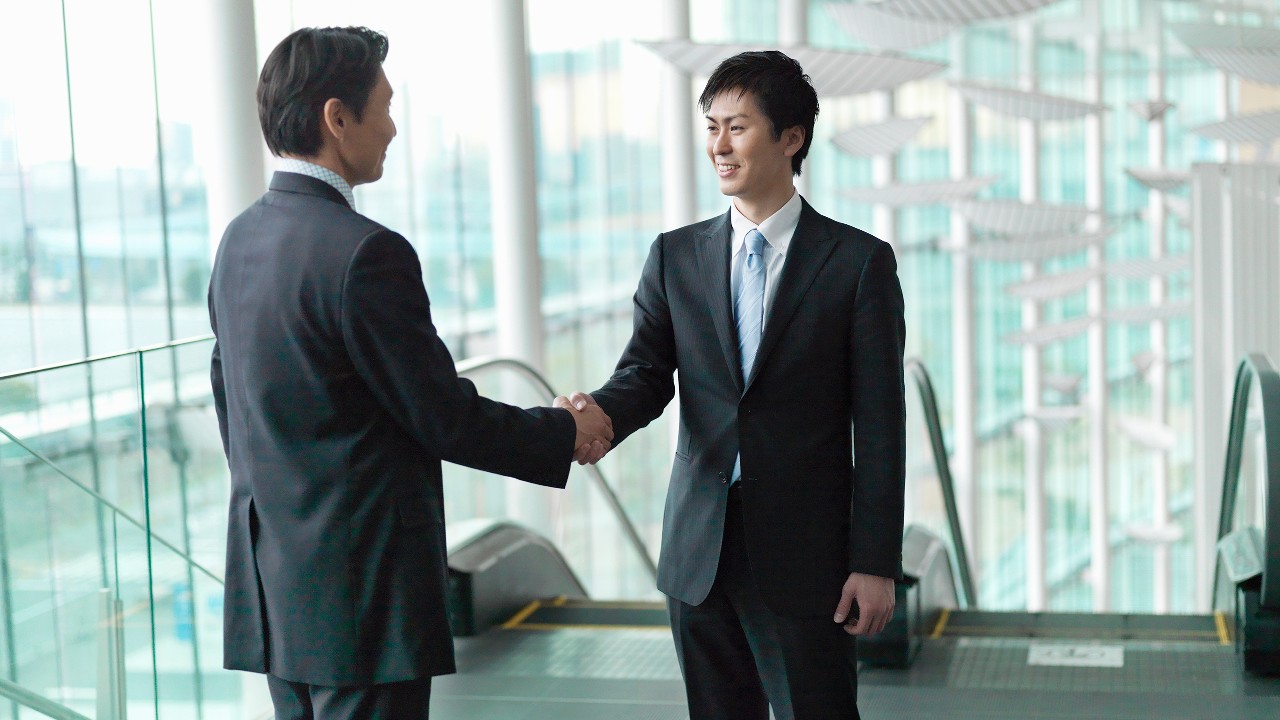年青人與其經理握手; 圖片使用於投資者入境計劃