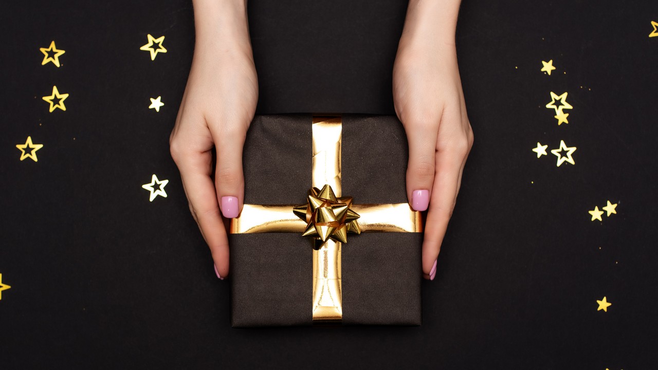 A pair of lady’s hand is holding a gift; image used for HSBC Credit Card.