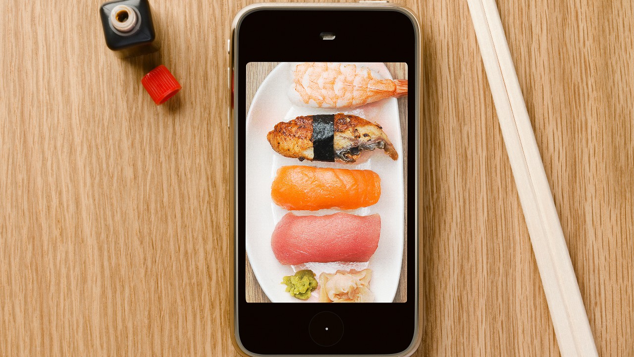手机和筷子放在桌子上；图片使用于汇丰Red 信用卡赚尽网上签账优惠。