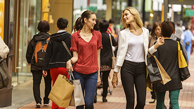兩位外藉女生正在購物；圖片使用於滙豐信用卡最紅獎賞計劃。