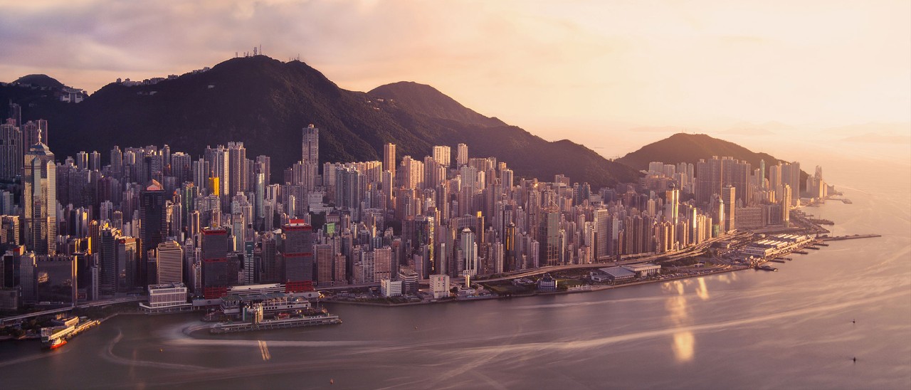 香港島西區的遠攝鏡頭；圖片使用於滙豐財富管理頁面。