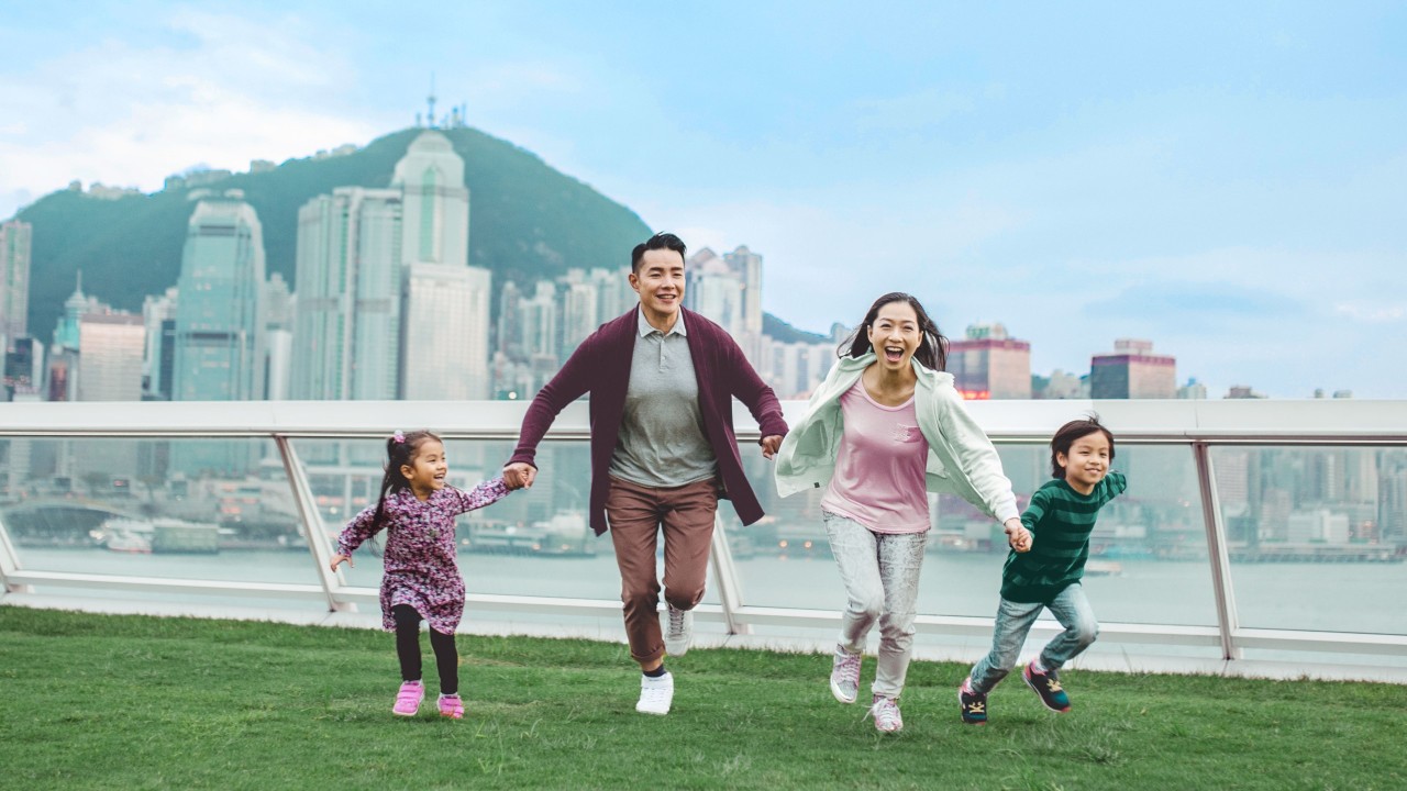 一家人在跑步；圖片使用於滙豐保險「計劃您的人生旅程」頁面。