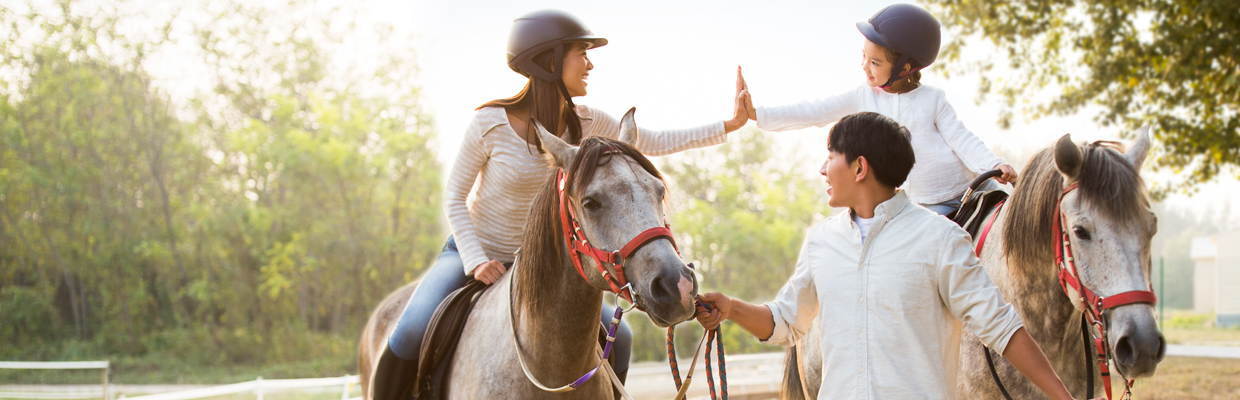 一家人在一起騎馬; 圖片使用於滙豐聚富入息保險計劃網頁。