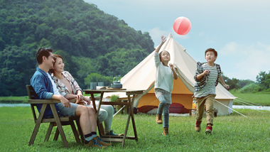 一家人在戶外露營；圖片使用於滙豐人壽退休保險計劃頁面。