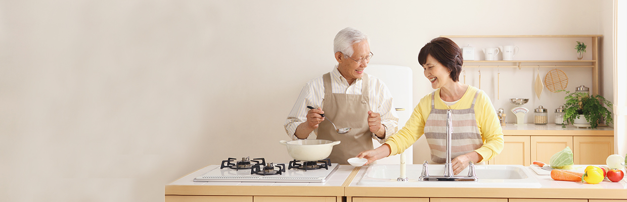 一對年老的夫婦在煮食；圖片使用於火險頁面。