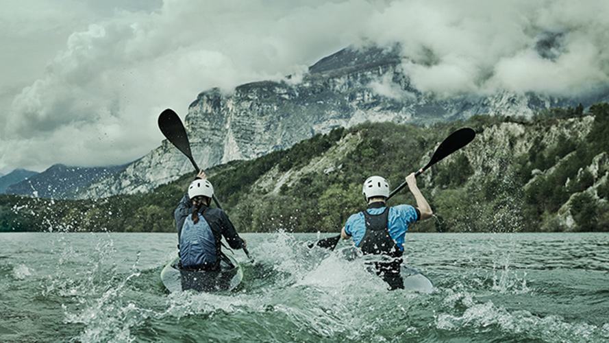 独木舟比赛；图片使用于汇丰尚玉海外的专属伙伴页面。
