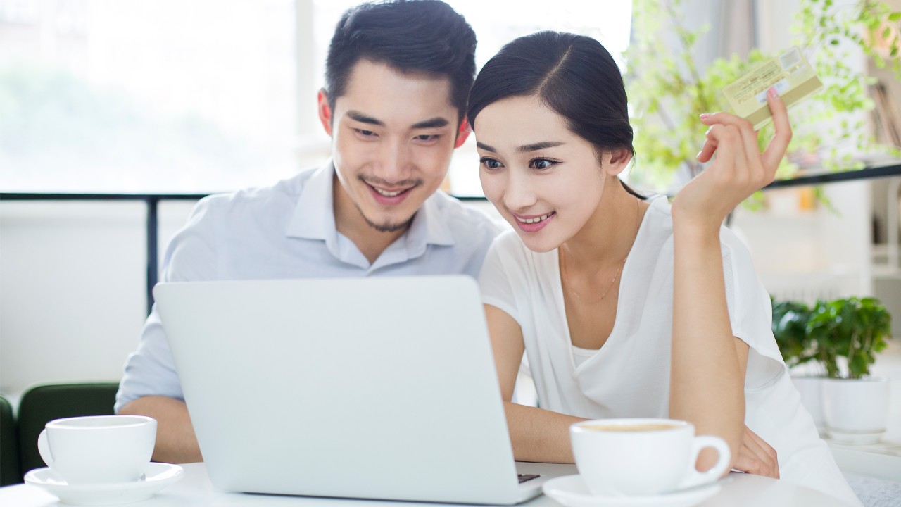 一對情侶正在使用他們的筆記本電腦,圖像用於「貸款的智慧,申請貸款前，5大注意点！」的文章