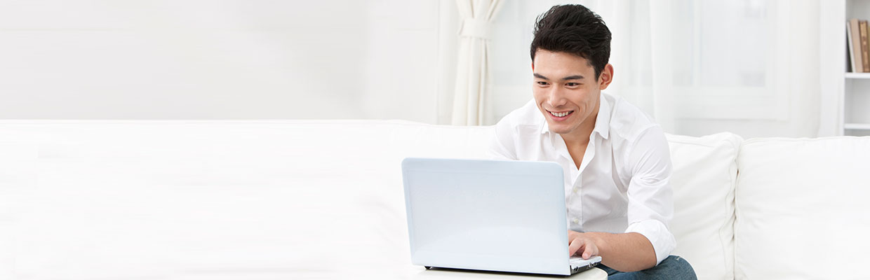一位男士正在使用他的笔记本电脑，图像用于"私人贷款哪一款最适合你？税务贷款与一般分期贷款之比较"的文章