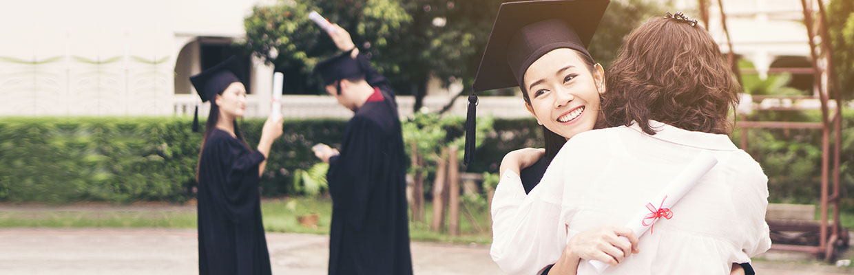 女儿在毕业典礼上拥抱她的母亲，图像用于"子女海外升读大学如何准备？开支要多少？"的文章