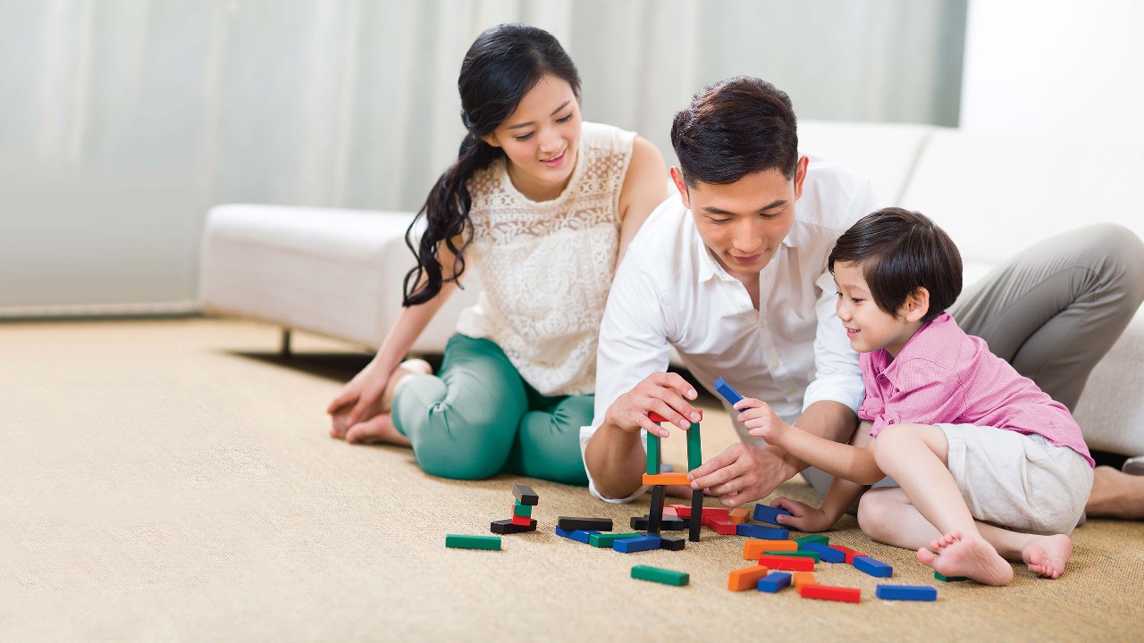 一家人在家裡玩耍；圖片使用於自願醫保標準計劃。 
