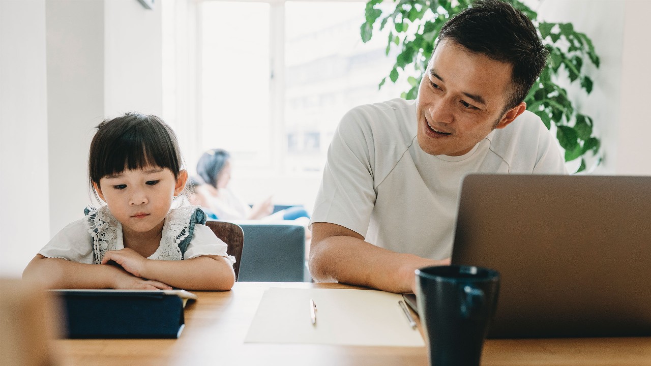 爸爸與女兒一同使用平板電腦；圖片使用於滙豐保險「隨時隨地滿足您人壽保險所需」。