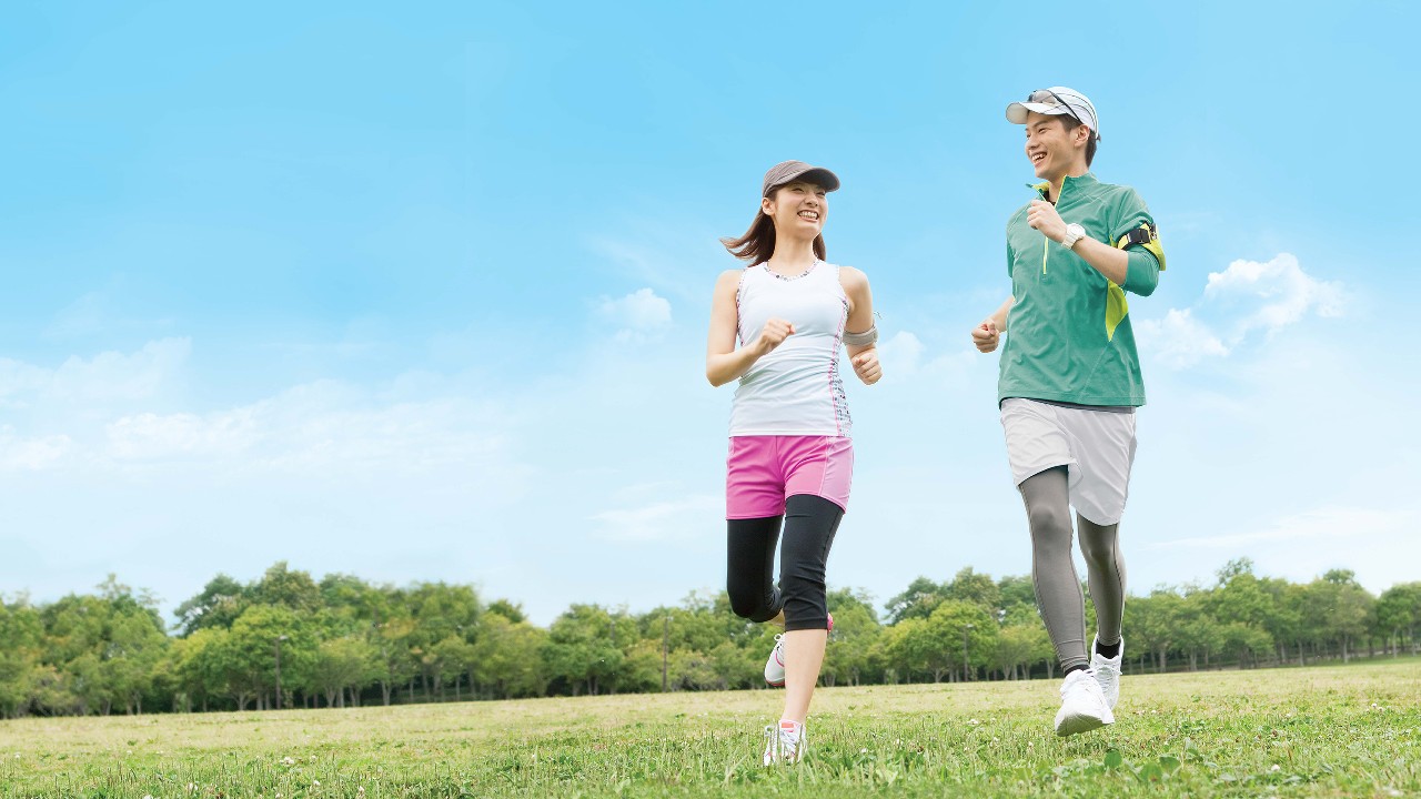 一对夫妇在跑步；图片使用于汇丰自愿医保标准计划。