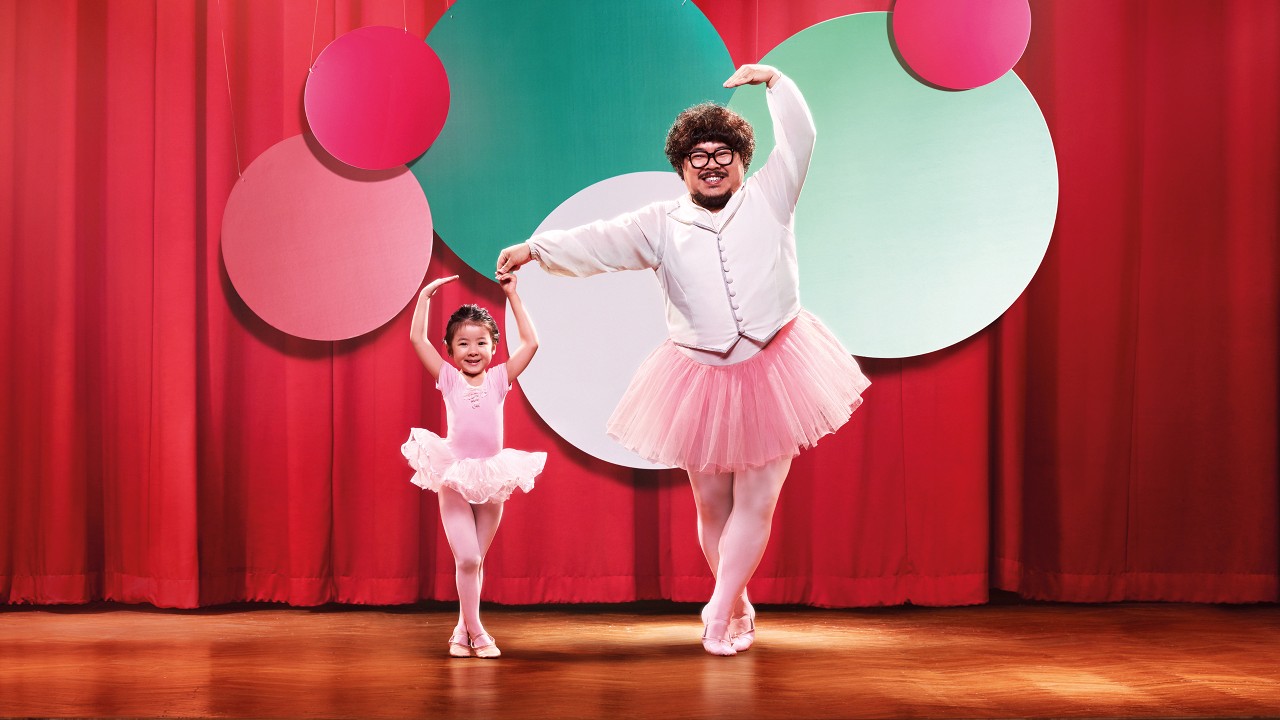 父亲和女儿一起跳芭蕾舞；图片使用于”汇丰人寿保险页”面。