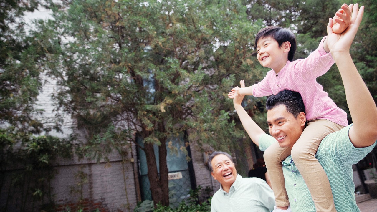 爺爺爸爸跟孫子三人在玩鬧；圖片使用於「恆久承諾 財富世代承傳」。
